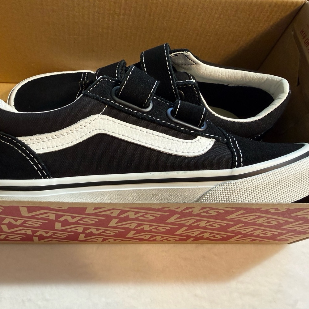 New Little Kids Old Skool V Shoe. Black & White. Size 2. - Picture 12 of 15